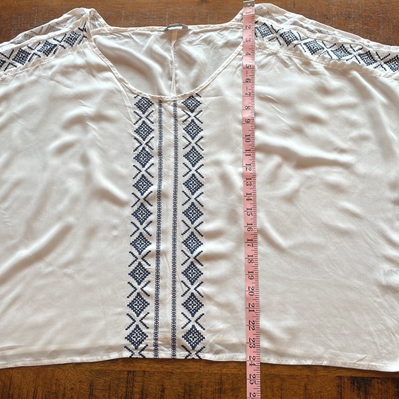 Lorimer NYC Cold Shoulder Blouse - Picture 6 of 10